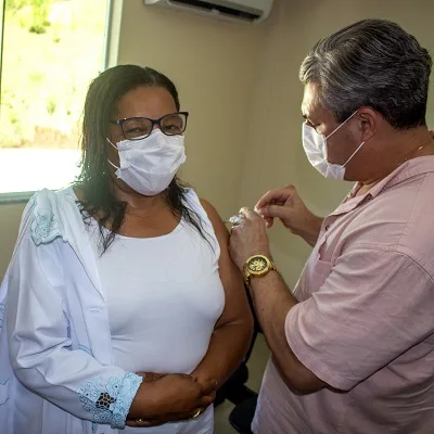 Técnica em enfermagem é a primeira pessoa vacinada contra Covid-19 em Duas Barras