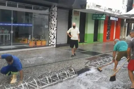 Prefeitura de Itaocara realiza limpeza no Calçadão do Centenário