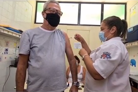 Aos 68 anos, prefeito de Cantagalo Guga de Paula recebe primeira dose da vacina contra a Covid-19