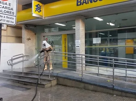 Prefeitura de Cantagalo higieniza agências bancárias