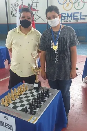 Grande mestre de xadrez participa de torneio aberto em Campo