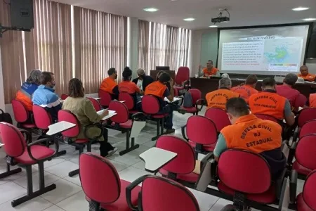 Defesa Civil de Cantagalo participa de treinamento para emergências de chuvas intensas