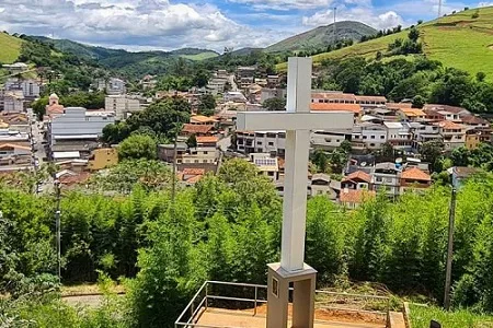 Cruzeiro da sede do município de Cantagalo recebe reforma