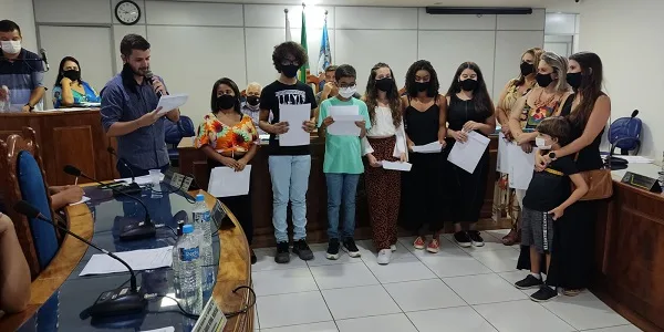 Alunos do Colégio Zulmira Torres recebem homenagens na Câmara de Cantagalo