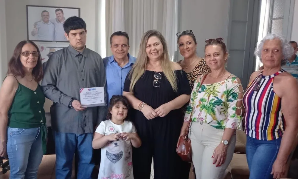 Jovem recebe medalha de Honra ao Mérito da Prefeitura de Carmo