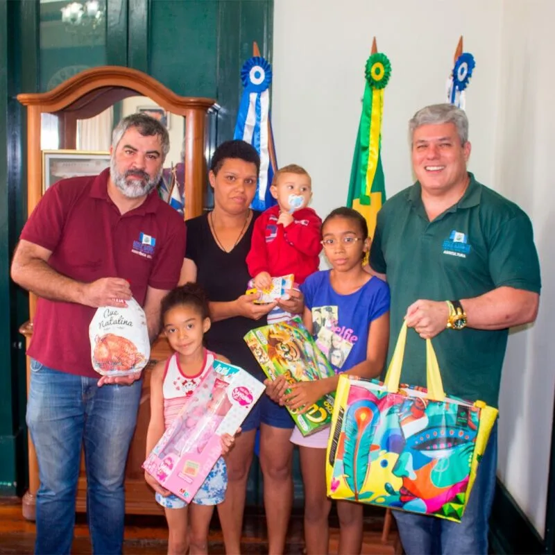 Prefeitura entrega mais de 600 cestas de Natal em Duas Barras e Monnerat