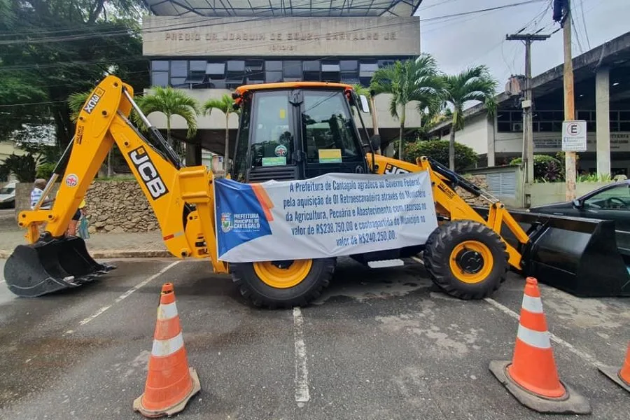 Prefeitura de Cantagalo compra retroescavadeira