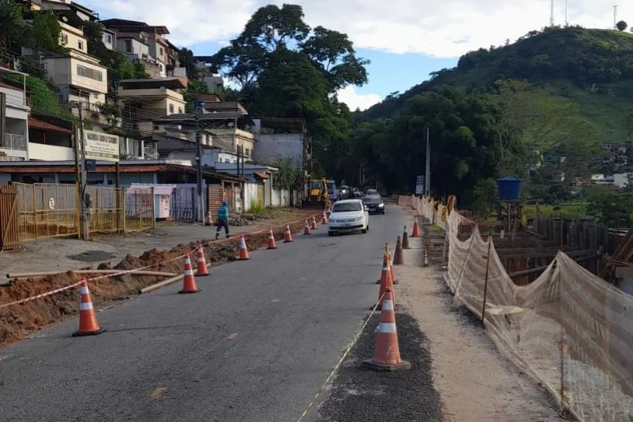 Substituição de rede em via de tráfego intenso garante melhora no abastecimento em Cordeiro e Cantagalo