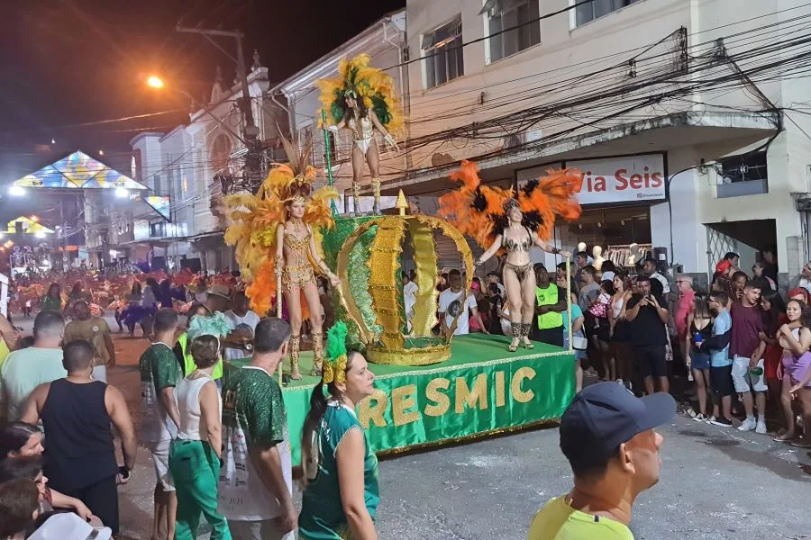 Verde e Branca desfila em Cantagalo trazendo a “África, a Majestade Viva”