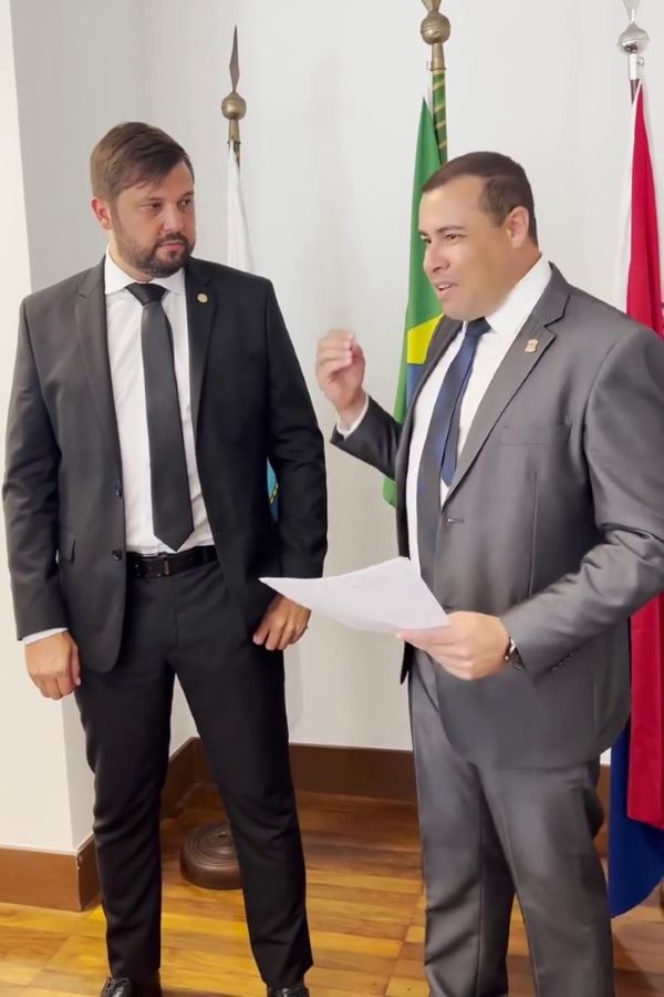 O deputado estadual Júlio Rocha ouvindo os pedidos do vereador Alédio Rezende