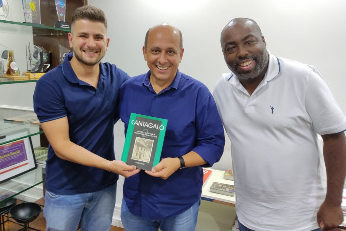 Presidente da FUNARJ, Jackson Emerick e o assessor especial da Secretaria Estadual de Cultura e Economia Criativa, Adenilson Honorato, com o vereador de Cantagalo, o ex-assessor de Cultura do município e advogado Matheus Arruda Câmara