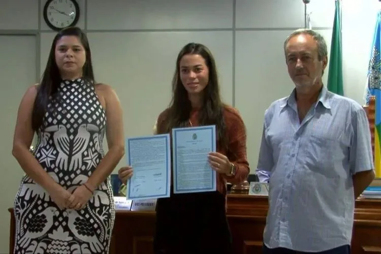 Motorista Ana Beatriz recebe homenagem da Câmara de Cantagalo