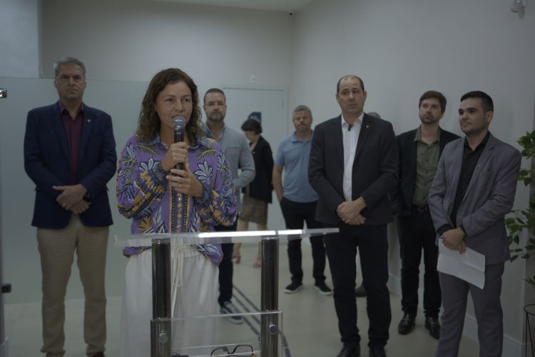 A vice-prefeita de Cantagalo, Manuela Teixeira, enalteceu a importância da vinda do Sicoob para Cantagalo