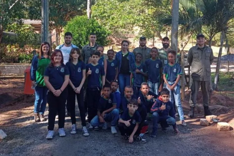 Alunos de Escola Municipal participam de palestra e plantio de mudas no Horto em Cantagalo