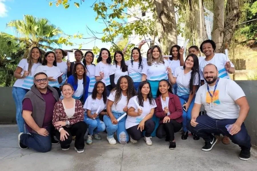 Participantes do curso de Costura e Corte de Vestuário recebem diplomas de conclusão do treinamento em Cantagalo