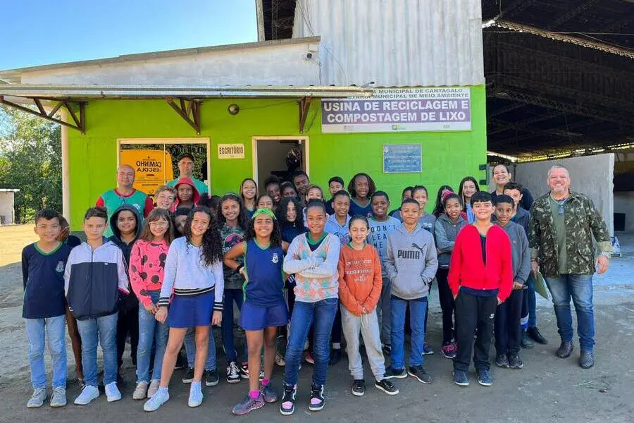 Alunos da Escola Lameira de Andrade visitam Usina de Lixo em Cantagalo