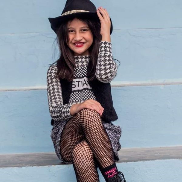 A blogueirinha mirim LAYANE SIQUEIRA voltando a nos fazer uma visitinha. Muito honrada! Fico sempre feliz em poder recebê-la, Layane. Você também, junto com minhas especiais convidadas, deixa o Espaço Mulher lindooooooo, com vida, feliz... Beijinhos meu amor!