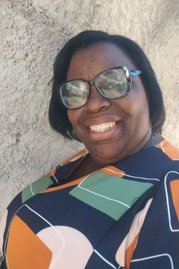 Quem também está de idade nova é a amada professora RENATA MODESTO. Sei que seu dia especial foi recheado de alegrias, principalmente pela festa surpresa realizada pelos seus alunos, da Escola Municipal Lameira de Andrade. Muita saúde e felicidades, Renata! Grande abraço, parabéns!