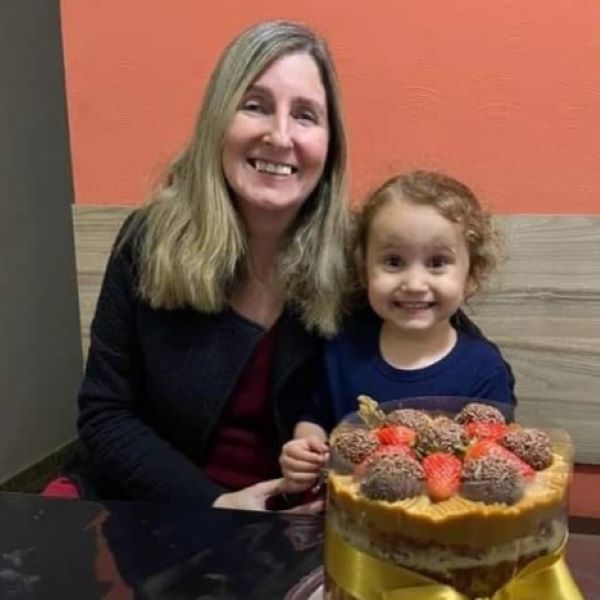 Com o meu coração transbordando de alegria, felicito também a querida e especial amiga CÁSSIA MEDEL, por celebrar mais um aniversário. Desejo tudo de melhor que possa existir no mundo. Que tenha saúde, paz, amor em abundância e tudo que possa te deixar feliz. Sou sua fã! Beijinhos, querida!