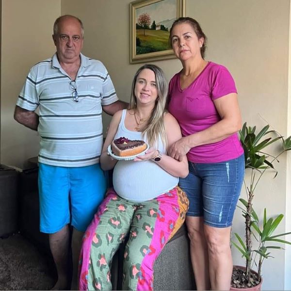 A família COSENDEY está em festa por várias situações: aniversário da nossa muito amada ANGÉLICA e do nascimento da primeira netinha, que está a caminho, ANNA LIZ. Os avós, MAURÍCIO E SONIA, têm motivos de sobra para comemorarem. Parabéns e saúde, minha querida Angélica! Abraços para os avós da nossa princesinha Anna Liz. Fã de vocês!
