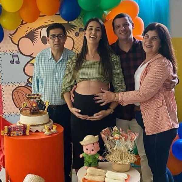 Amamos a família que tão bem é representada pelo que há de melhor, em seres humanos. Unidos na fé, no amor e fiéis às verdadeiras amizades. Sempre as mesmas pessoas. Quase não nos vemos, mas quando acontece, podemos sentir o carinho que têm por mim e por Célio, e a recíproca é verdadeira. GILBERT, MARINETE, LORENA, LUCAS e o fofuchinho JOAQUIM, que está quase chegando, para a alegria de todos. Você, meu linducho, vai chegar com muita saúde, cercado de luz e muito amor. Grande abraço para todos e o nosso carinho e respeito pelas pessoas maravilhosas que são. Amamos vocês! Para vocês eu tiro o lenço!