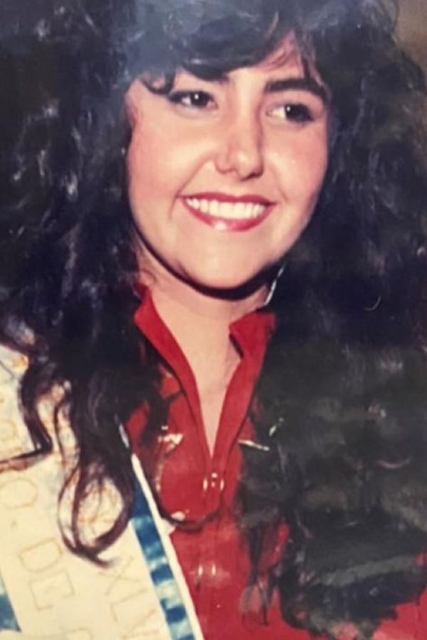 CRISTINA SALLES, jovem e linda, desfilou na ExpoCordeiro em 1990, representando o município de Cantagalo e foi eleita Rainha da Exposição. Se destacou entre as demais por sua beleza e os jurados a elegeram rainha da mais tradicional e antiga Exposição Agropecuária...