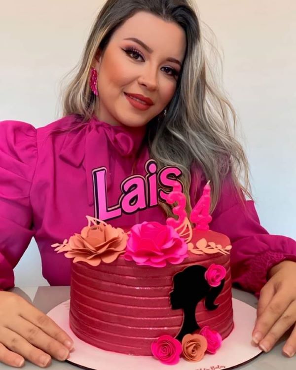 Quem também soprou a velinha foi a mais linda que a Barbie, LAÍS MATIAS. Barbie perto da LAÍS é coadjuvante. Minha querida, muita saúde, felicidades, bênçãos infinitas... Parabéns e continue assim: empática, distribuindo e enfeitando o mundo com sua beleza. Beijão e abração!