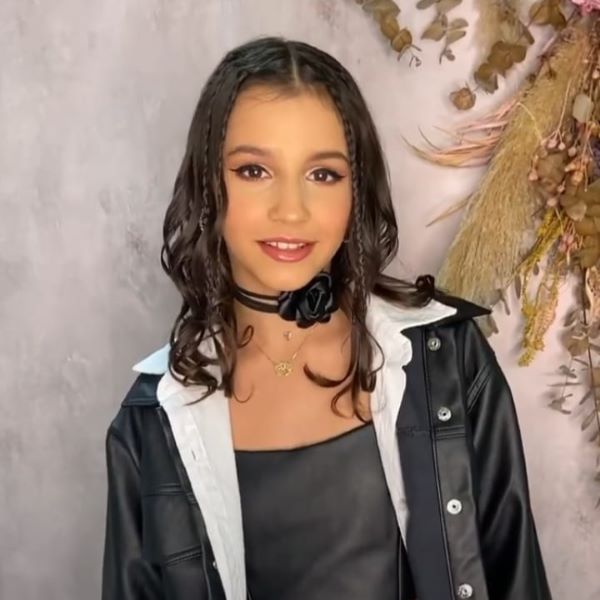 Recebendo a bela jovem BETINA NINIS aqui, na nossa página. Modelo, influencer de moda, elegante e muito chique. Cada modelito que usa enche nossos olhos com admiração. Tão jovenzinha, mas com um incrível bom gosto. Puxou quem, hein? Claro, sua mamãe Thais Ninis. Beijos, sou fã!
