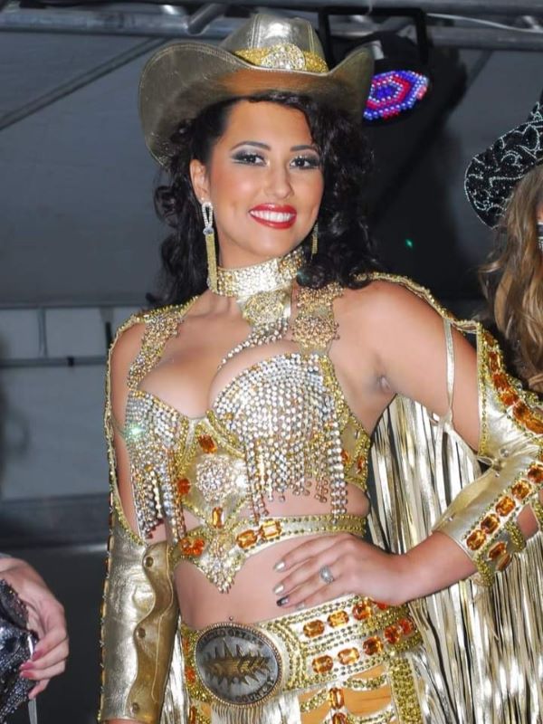 Em 2014, numa sexta-feira glamourosa, eu e Célio estávamos no coquetel para receber as garotas candidatas para Rainha da Expo Cordeiro. Meninas bonitas chegando, cheias de si, algumas, como dizem por aí, de nariz empinado, achando que já estavam eleitas. Empáfia é o nome correto. Eis que surge uma jovem morena, belíssima, elegante, simpática, que chamou a atenção de todos. Os comentários: "se não houver mutreta não têm pra ninguém, ela será vencedora." E lógico, que não têm e nunca teve mutreta: a poderosa jovem que me refiro é THAYNA DAUDT, de Trajano de Moraes. Foi rainha em Trajano de Moraes, Visconde de Imbé e rainha absoluta da Expo Cordeiro. Conclusão: querer é diferente de poder.
