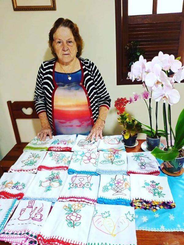 É sempre uma grande alegria poder registrar uma foto com os trabalhos da amada ERENY CAMPANATI. Caprichosa, talentosa, um exemplo que deveria ser seguido. Reclamar para quê? Com belos trabalhos em bordados e crochê, ela nos ensina que podemos ir além, que querer é poder, que arregaçar as mangas se faz necessário. Sou muito fã da mulher e do exemplo de vida que nos passa. Para a senhora, minha preciosa, eu tiraria o lenço, quantas vezes fosse necessário. Beijos, abraços!