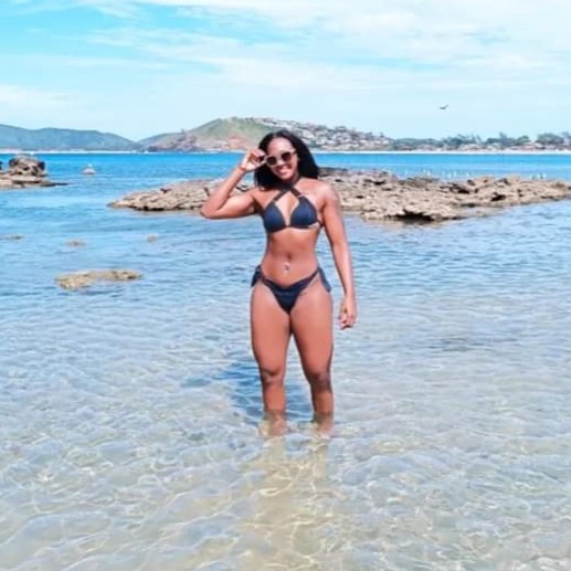 Nossa página sempre recebendo mulheres que são de bem com a vida e a vida retribui com alegria de viver e empoderamento. Nossa convidada, NAYARA MORELLY, deslumbrante, com o seu perfeito conjunto de beleza: rosto e corpo. Sim, ela é toda linnnnnnnnda! Abraços, querida Nayara! Volte mais vezes, ok?
