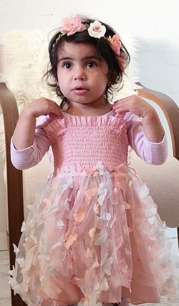 Ela parece uma borboletinha, toda coloridinha e muitooooo lindinha. RAPHINHA é genuína, uma menininha super feliz e muito amada pelos papais RAPHAEL LIMA e LU do VALLE. Minha borboletinha, muitos beijinhos, vovó torta ama você!