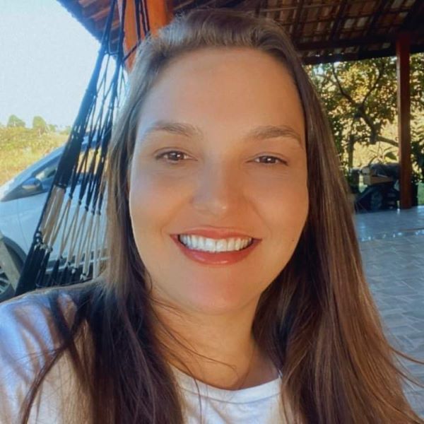 Acompanho pelas redes sociais a fisioterapeuta SUELLEN FERNANDES, proprietária da FISE CLÍNICAS e PILATES. Uma bela mulher, empoderada e empreendedora, que oferece aos seus clientes tratamentos para acabar definitivamente com os pelos indesejados. "Pele aveludada e livre de pelos", com depilação a led. Priorizando a boa comunicação e um trabalho perfeito aos seus clientes. Contato (22) 99933-4063.