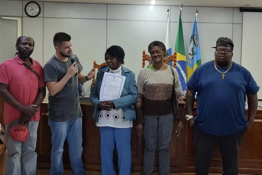 Grupo de Folia de Reis de Cantagalo recebe homenagem da Câmara Municipal