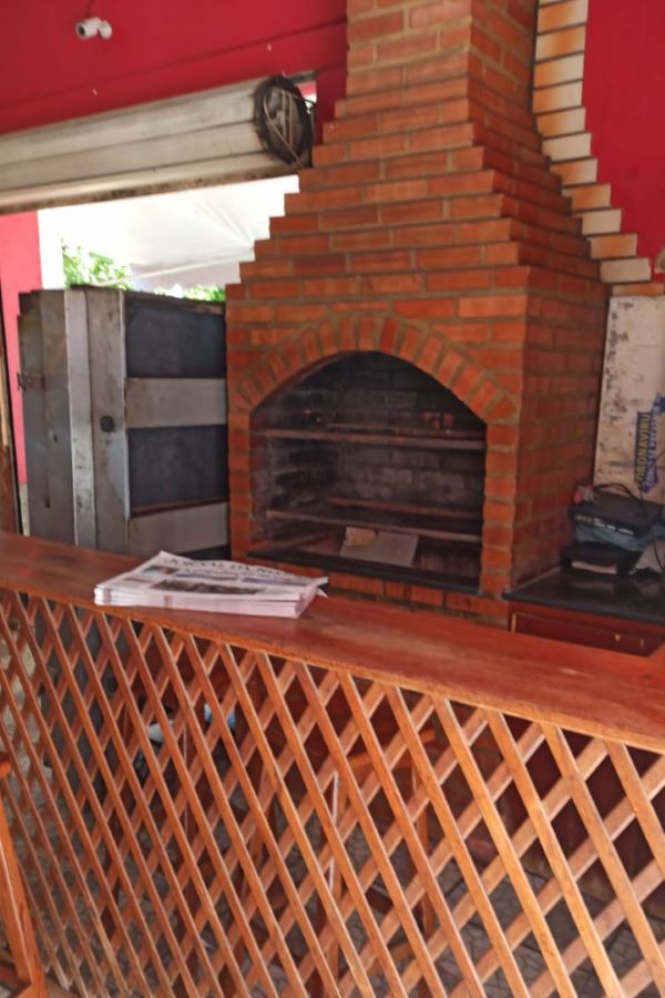 No Córrego da Prata, o Bar Restaurante, no centro da localidade, tem exemplares do JR