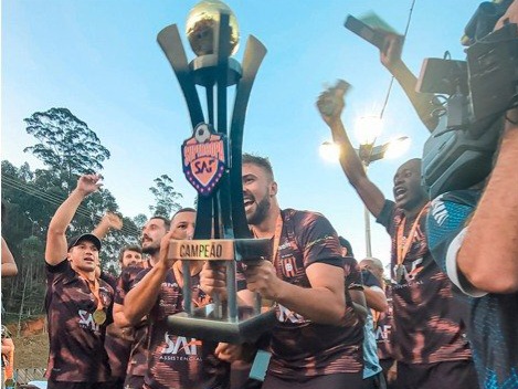 A equipe do São Pedro erguendo o troféu de campeão em Nova Friburgo