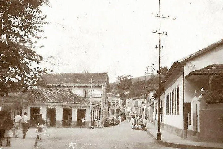 Rua Chapot Prevost, antiga Rua Direita, no Centro de Cantagalo