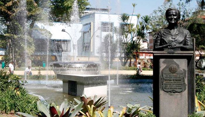 O busto de Estephânia de Carvalho, na praça que leva o seu nome, em São Gonçalo, com destaque para o busto dela