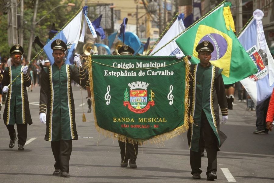 Desfile dos alunos do Colégio Estephânia de Carvalho, em São Gonçalo