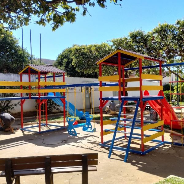 Bairros e distritos de Carmo recebem novos playgrounds para as crianças
