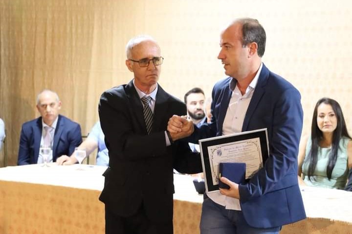 Bruno recebeu a homenagem do vereador Chiquinho Andrade, na Câmara de Santo Antonio de Pádua