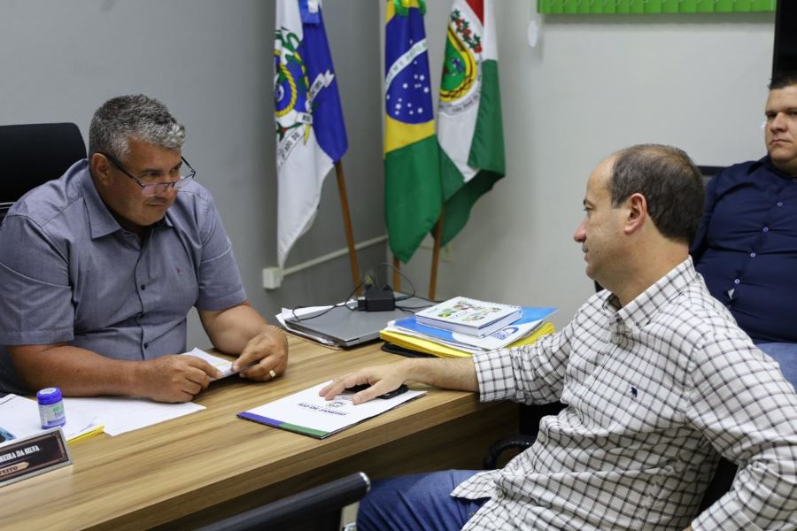 O prefeito de São José de Ubá, Gean Marcos Pereira Da Silva, conversa com Bruno Boaretto sobre projetos para o município