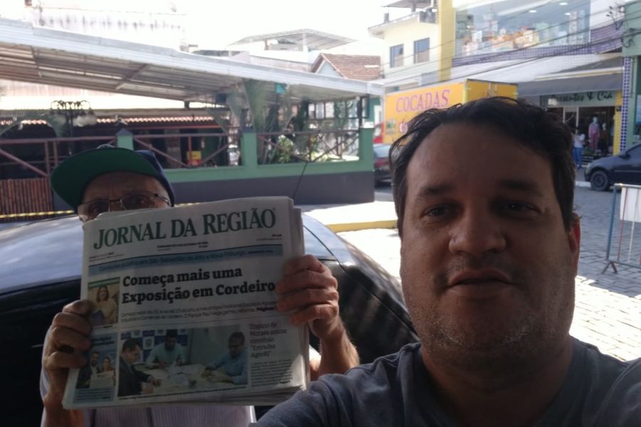 A dupla: Joner Amorim Cordeiro e Ademir Pinto Figueiredo (entregador), distribuindo o JORNAL DA REGIÃO em Carmo toda semana