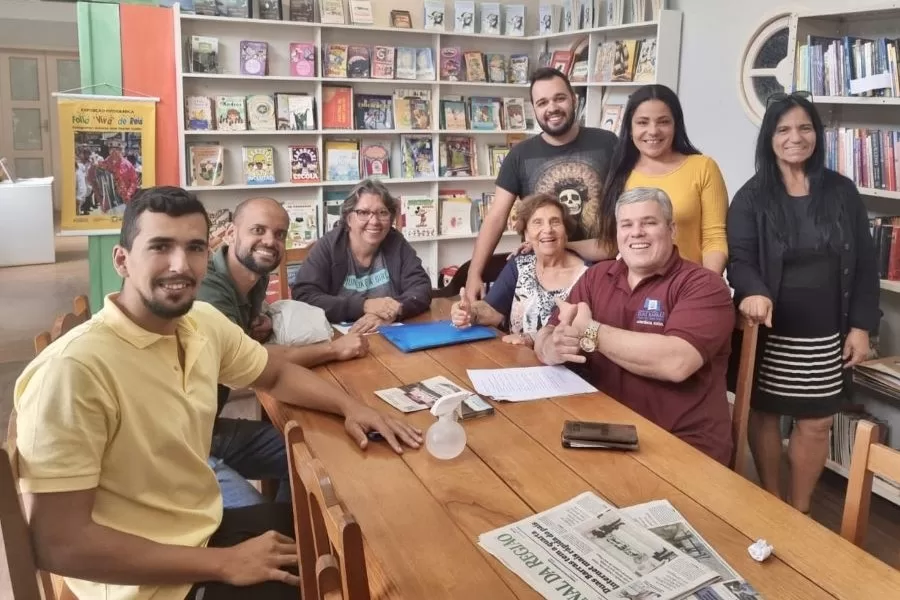 Reunião foi realizada na Casa da Cultura de Duas Barras. Sobre a mesa, tinham exemplares do JORNAL DA REGIÃO, que toda semana é distribuído na cidade.