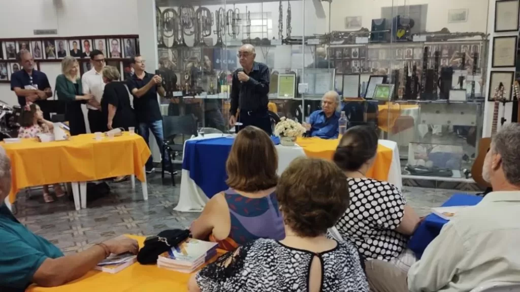 “Viajando no Tempo” vende todos os livros na noite de autógrafos em Cantagalo