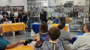 “Viajando no Tempo” vende todos os livros na noite de autógrafos em Cantagalo