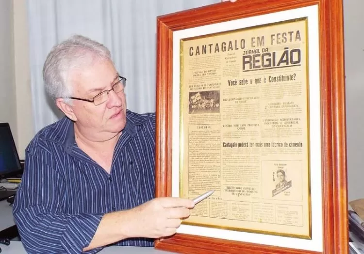 Célio Figueiredo mostrando edição histórica do Jornal da Região