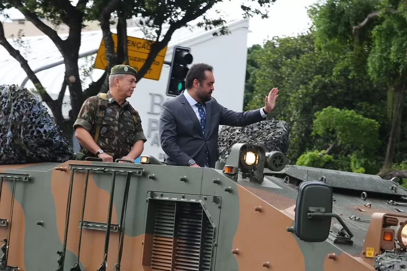 Governador Cláudio Castro desfila em carro brindado no 7 de setembro