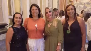 Secretárias de Educação do interior fluminense participante das homenagens, tendo ao centro as titulares de Macuco e Cordeiro, Claudia Vogas e Alessandra Salgado