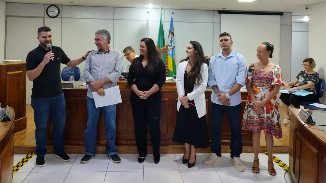 Câmara de Cantagalo presta homenagem a funcionário da Justiça com 43 anos de trabalho